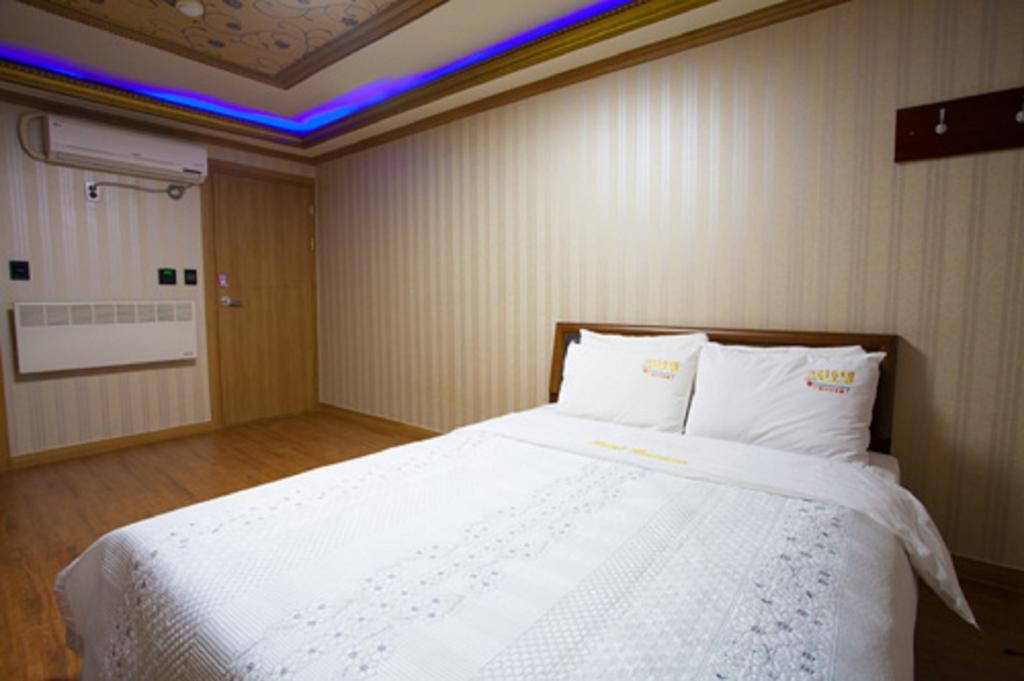 Guangju Hotel Banana Кванджу Экстерьер фото