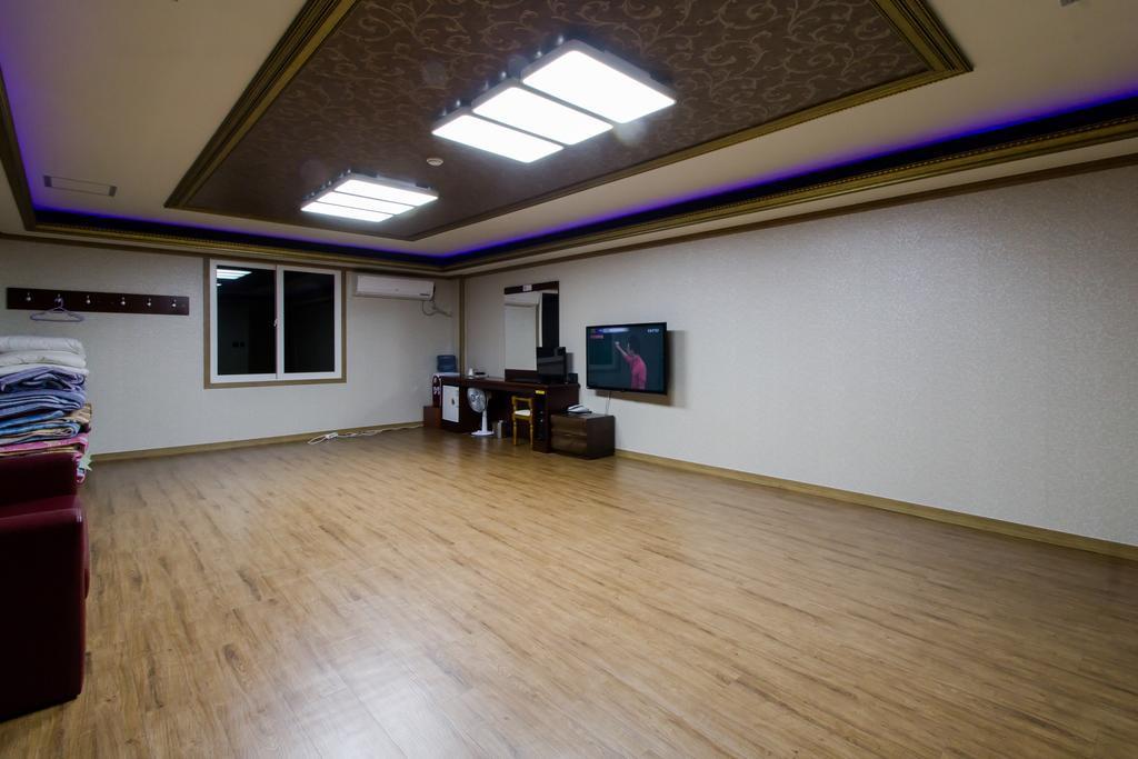 Guangju Hotel Banana Кванджу Экстерьер фото