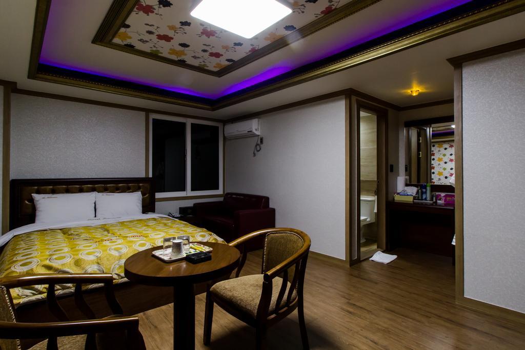 Guangju Hotel Banana Кванджу Экстерьер фото